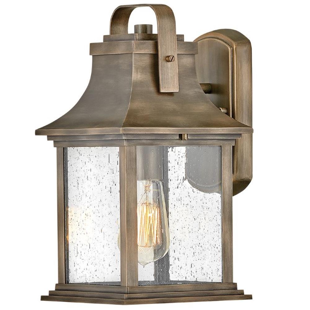anglicky cottage styl nastenna vonkajsia lampa vedla dveri pri vchode vintage lampas styl nastenna lampa vodeodolna terasa fasada osvetlenie mediteran klasicka elegantna mosadz bronz lampy lameridiana interier.jpg